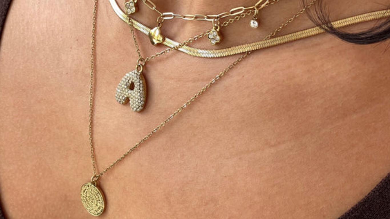 Frau mit modernem #Neckmess Look aus Layered-Ketten