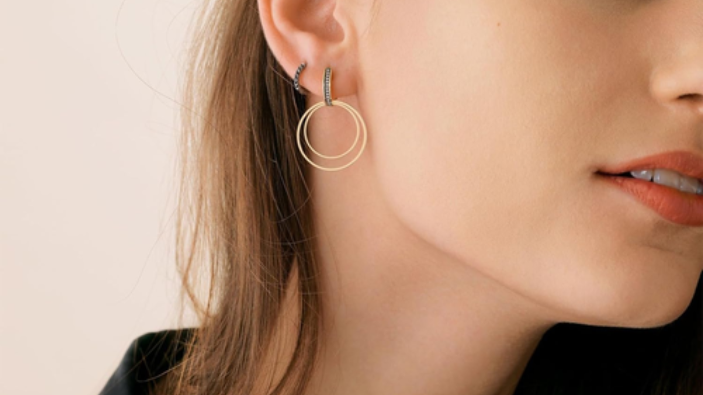 Die besten Ohrringe für einen professionellen Look im Berufsalltag