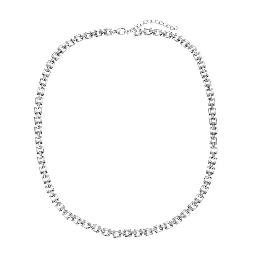 Silberne Gliederkette mit Karabinerverschluss auf weißem Hintergrund