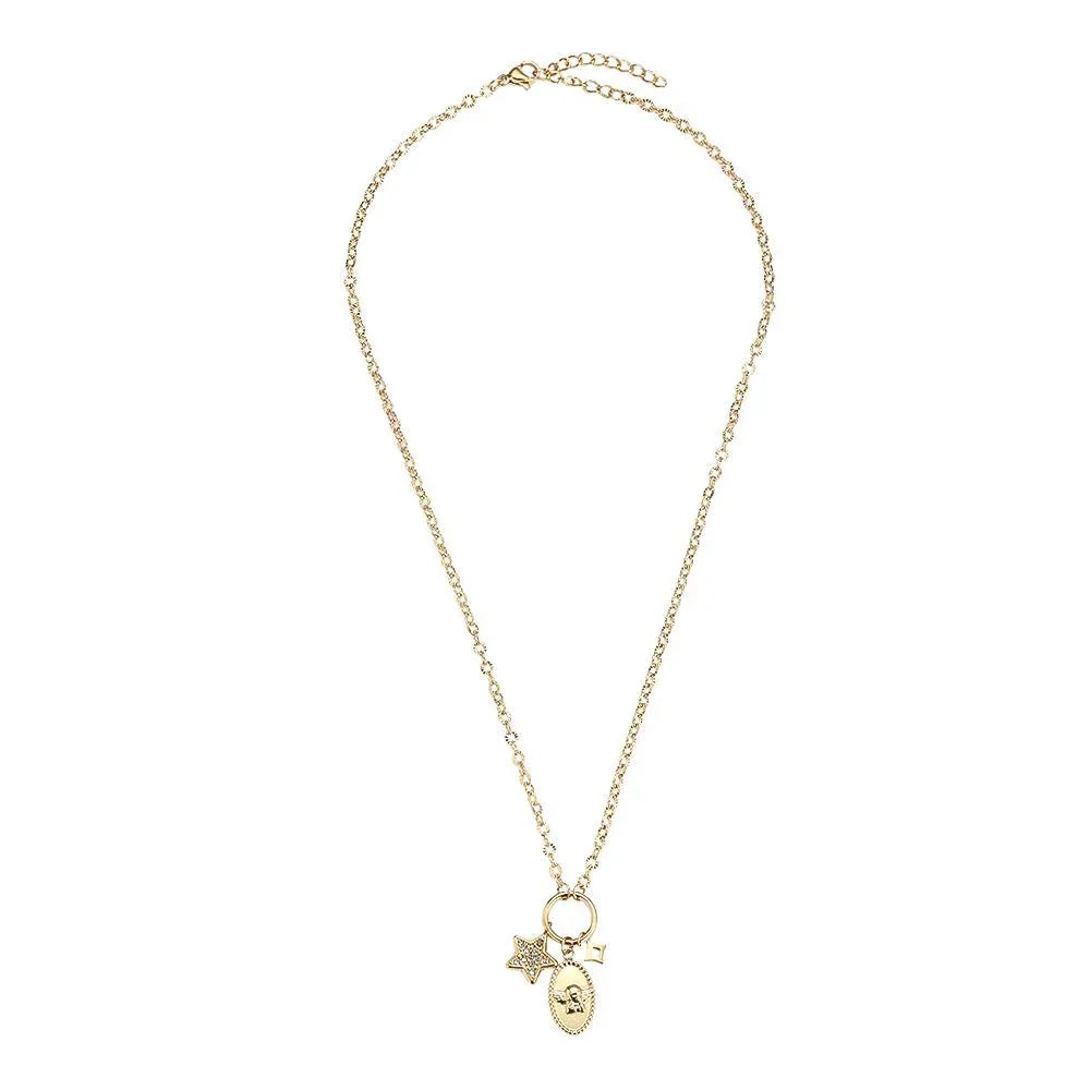 Goldfarbene Halskette mit Stern- und Medaillon-Anhängern auf weißem Hintergrund