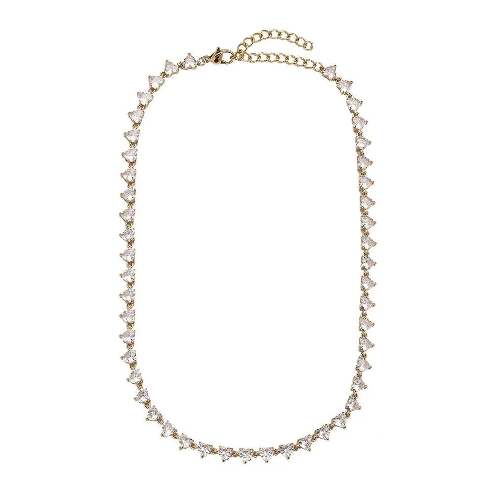 Goldfarbene Halskette mit klaren, dreieckigen Kristallen auf weißem Hintergrund