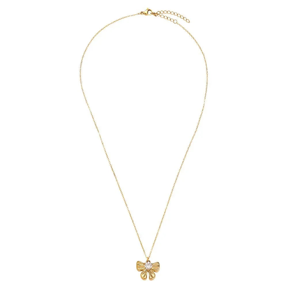 Feine goldene Halskette mit Schmetterling-Anhänger und Zirkonia-Stein auf weißem Hintergrund