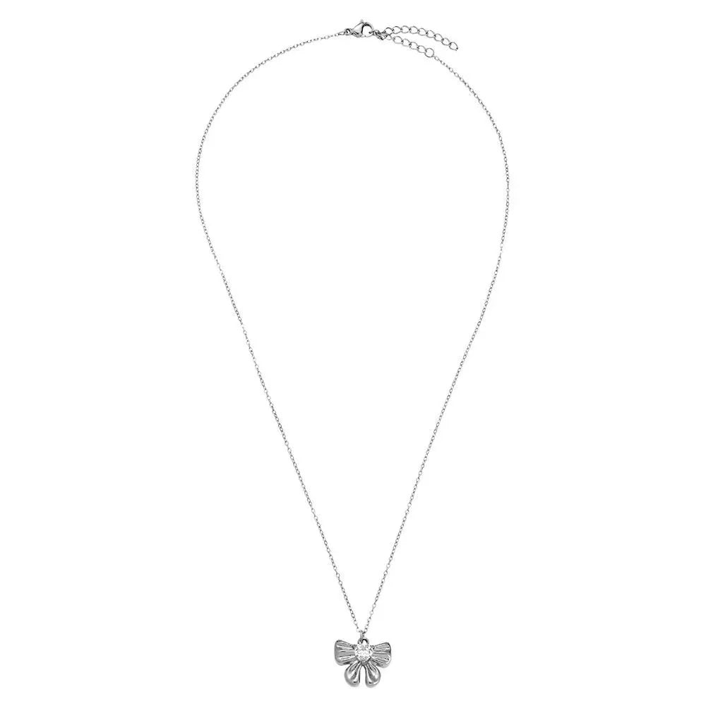 Silberne Halskette mit zartem Schleifenanhänger und feiner Gliederkette auf weißem Hintergrund