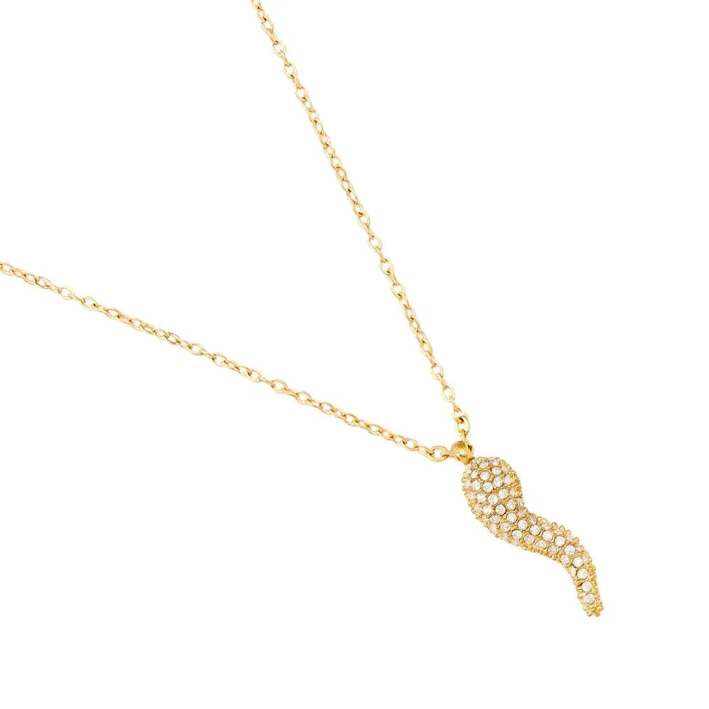 Goldkette mit funkelndem Steinbesatz Anhänger in geschwungener Form auf weißem Hintergrund