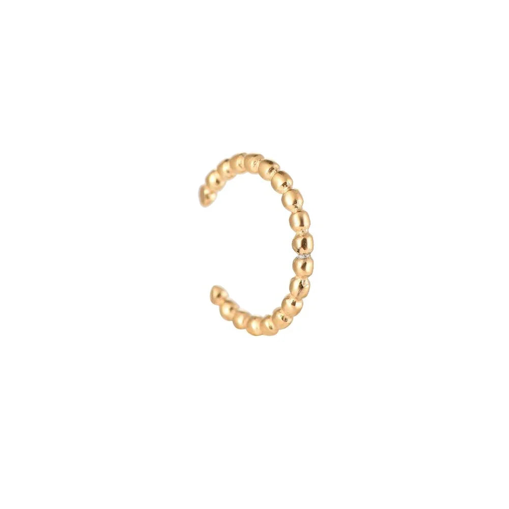 Offener goldener Ring mit kugelförmigen Elementen, minimalistischer Schmuck auf weißem Hintergrund