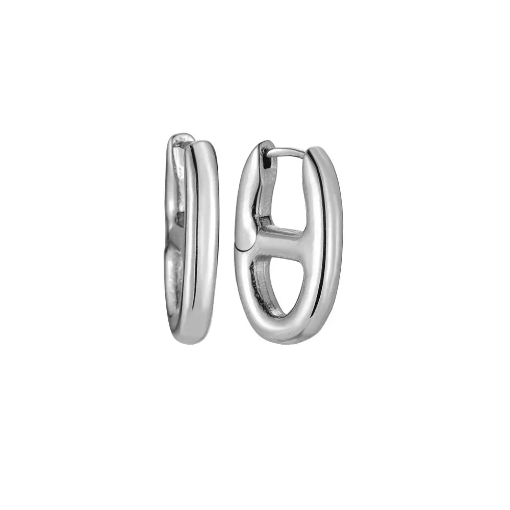 Minimalistische silberfarbene Creolen Ohrringe mit polierter Oberfläche, modernes Schmuckdesign