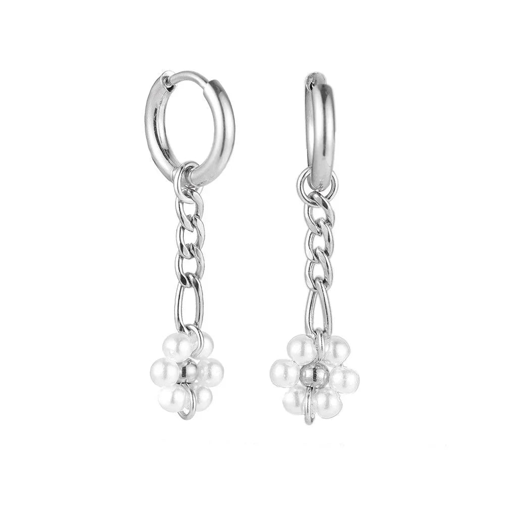 Silberne Creolen Ohrringe mit Kettchen und Perlenblumen Anhänger auf weißem Hintergrund