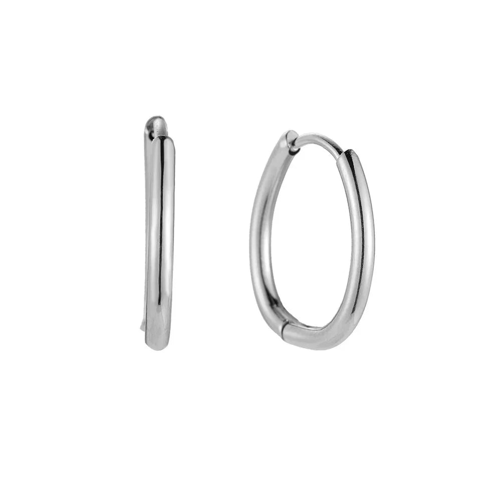 Silberne schlichte Creolen Ohrringe auf weißem Hintergrund, glänzend und glatt