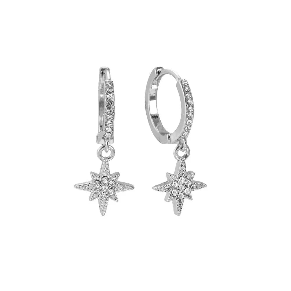 Silberne Creolen mit funkelndem Stern-Anhänger und Strasssteinen auf weißem Hintergrund