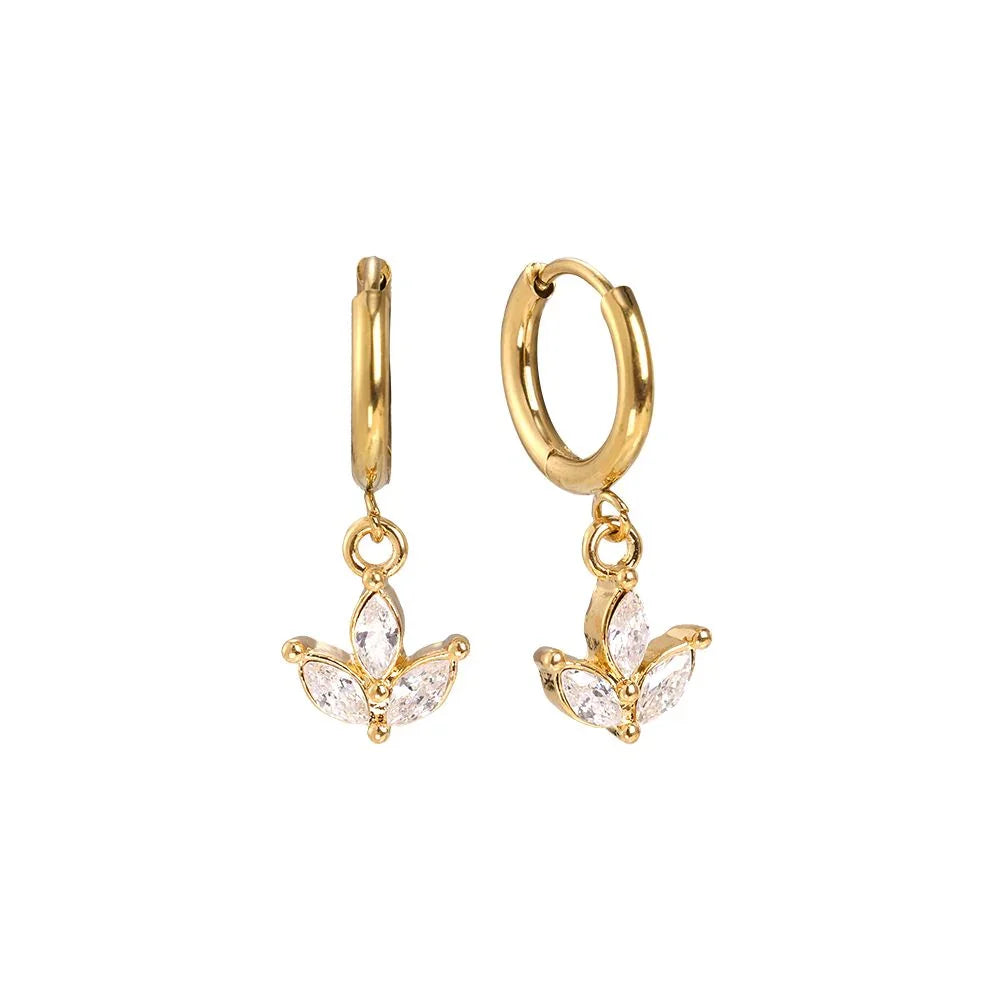 Goldene Creolen Ohrringe mit drei klaren Kristallanhängern in Blattform vor weißem Hintergrund