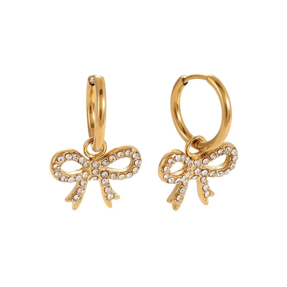 Goldfarbene Creolen Ohrstecker mit Schleifenanhänger und funkelnden Kristallen