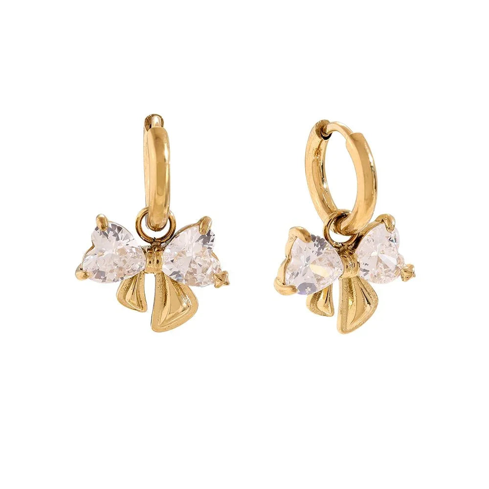 Goldene Creolenohrringe mit funkelnden herzförmigen Kristall-Schleifenanhängern