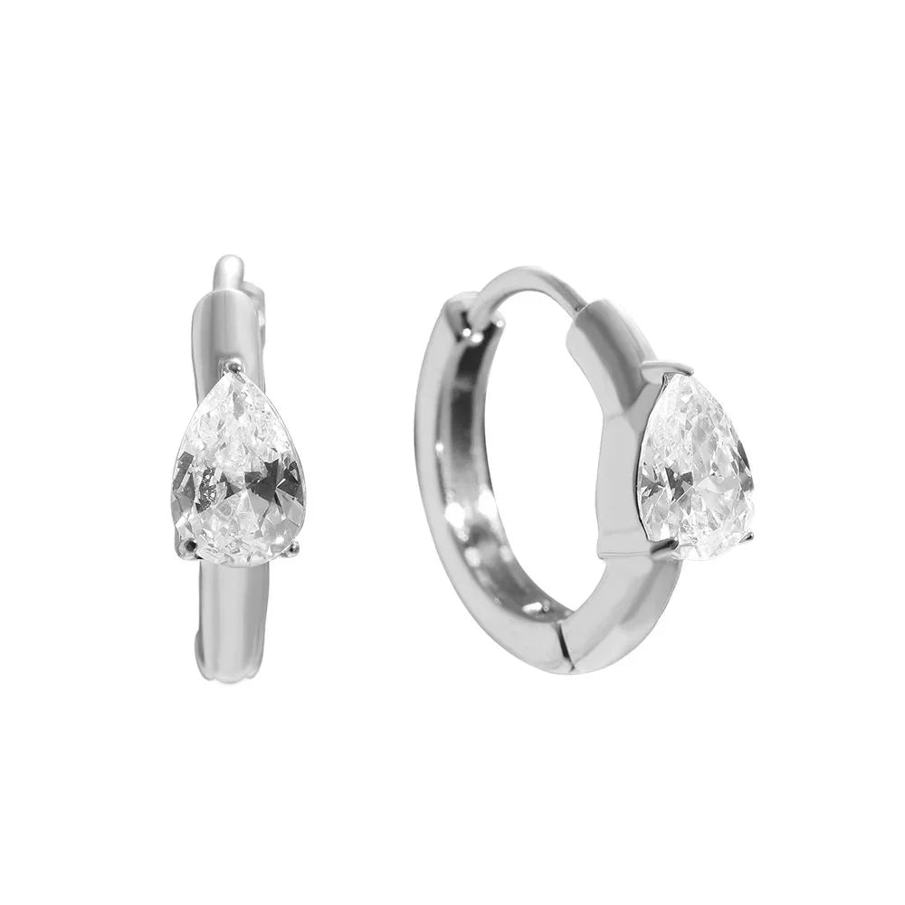 Silberne Creolen Ohrringe mit tropfenförmigen funkelnden Kristallen, weißer Hintergrund