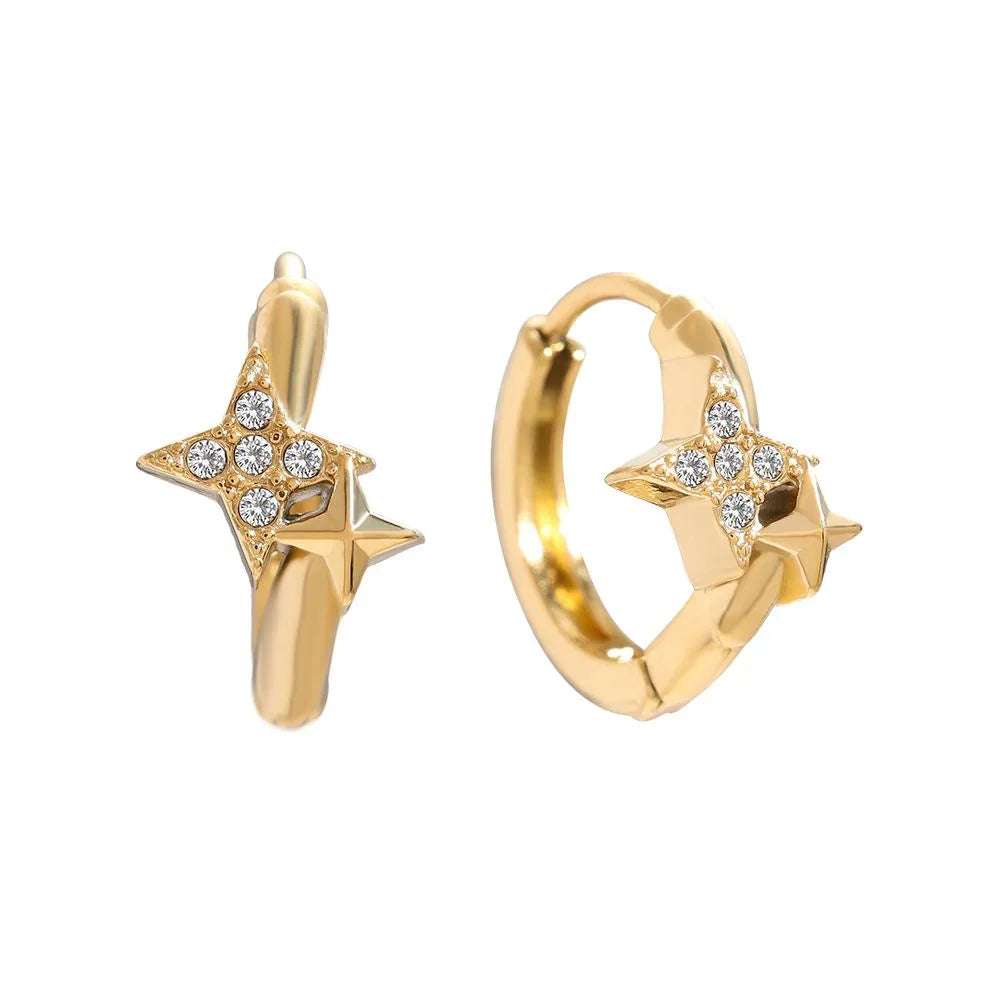 Goldene Creolenohrringe mit funkelnden Sternen und Kristallen auf weißem Hintergrund