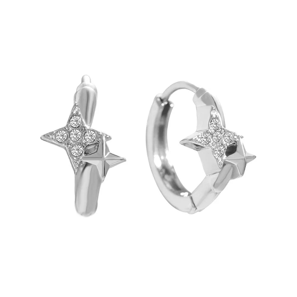 Silberne Creolen Ohrringe mit Stern-Designen und funkelnden Kristallen