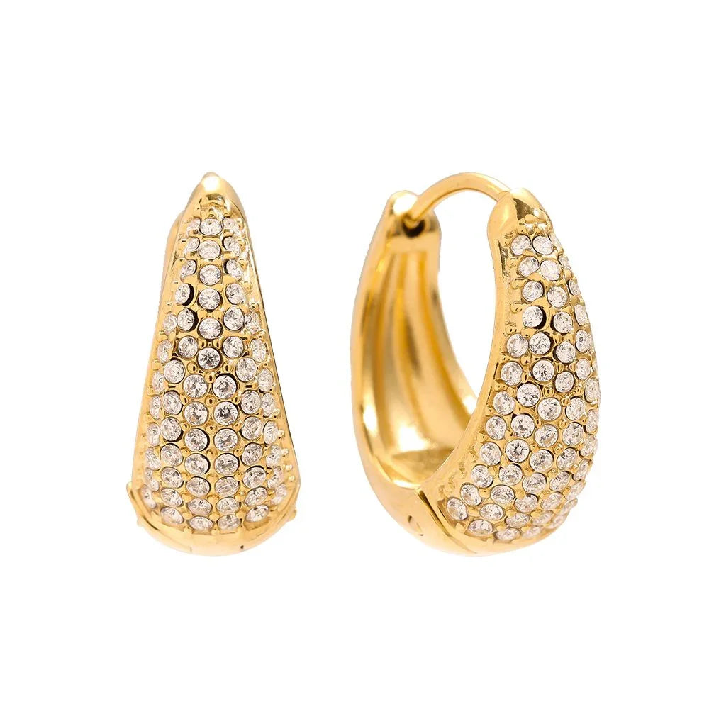 Goldfarbene Creolenohrringe mit zahlreichen kleinen, glitzernden Kristallen besetzt