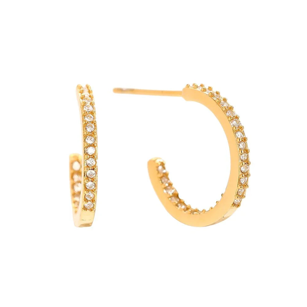 Goldfarbene Creolen mit zwei Reihen funkelnder Zirkonia-Steine, moderner Schmuck