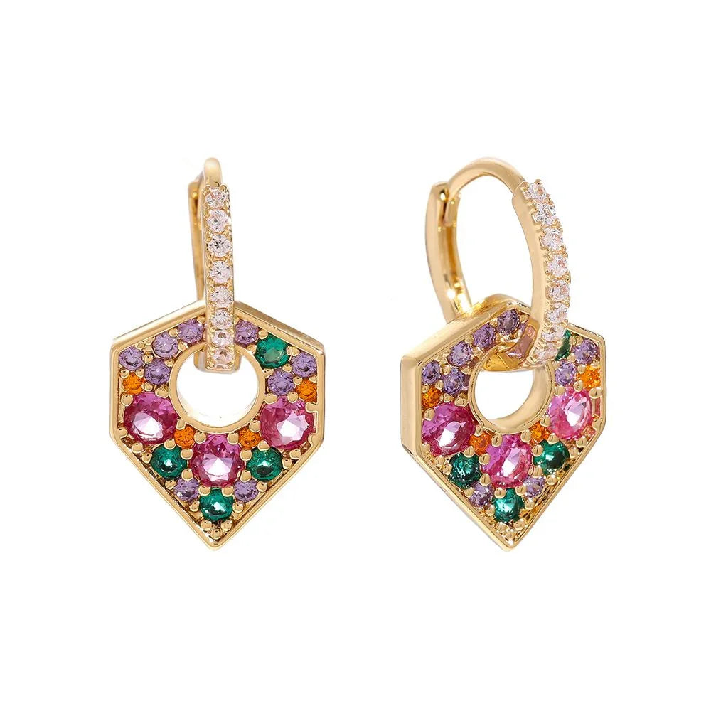 Goldene Ohrhänger mit bunten Edelsteinen in Pink, Grün, Lila und Orange, funkelnde Details
