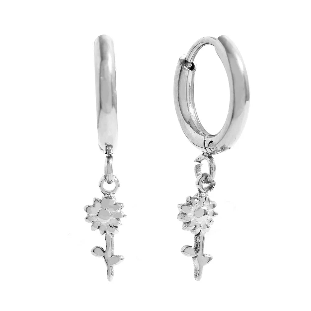 Silberne Creolen Ohrringe mit kleinen Sonnenblumen Anhängern, Schmuck auf weißem Hintergrund