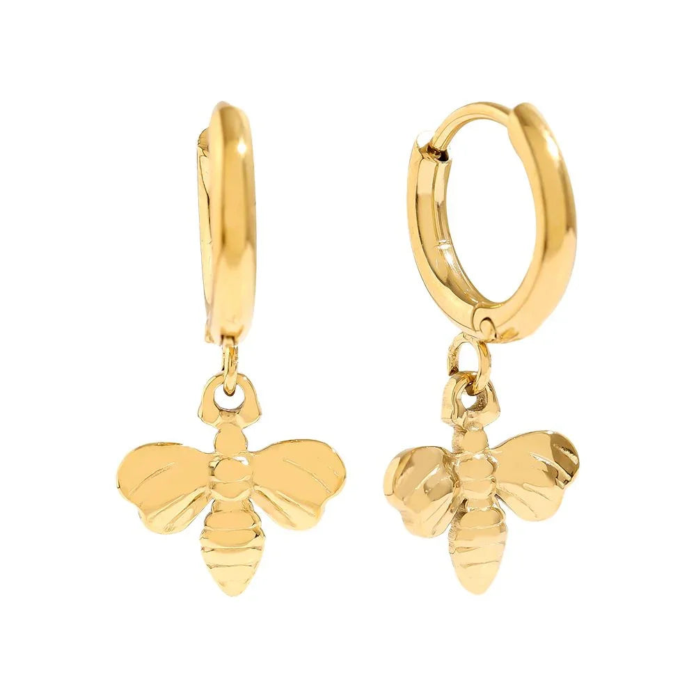 Goldene Creolen Ohrringe mit Bienenanhänger, eleganter Modeschmuck auf weißem Hintergrund