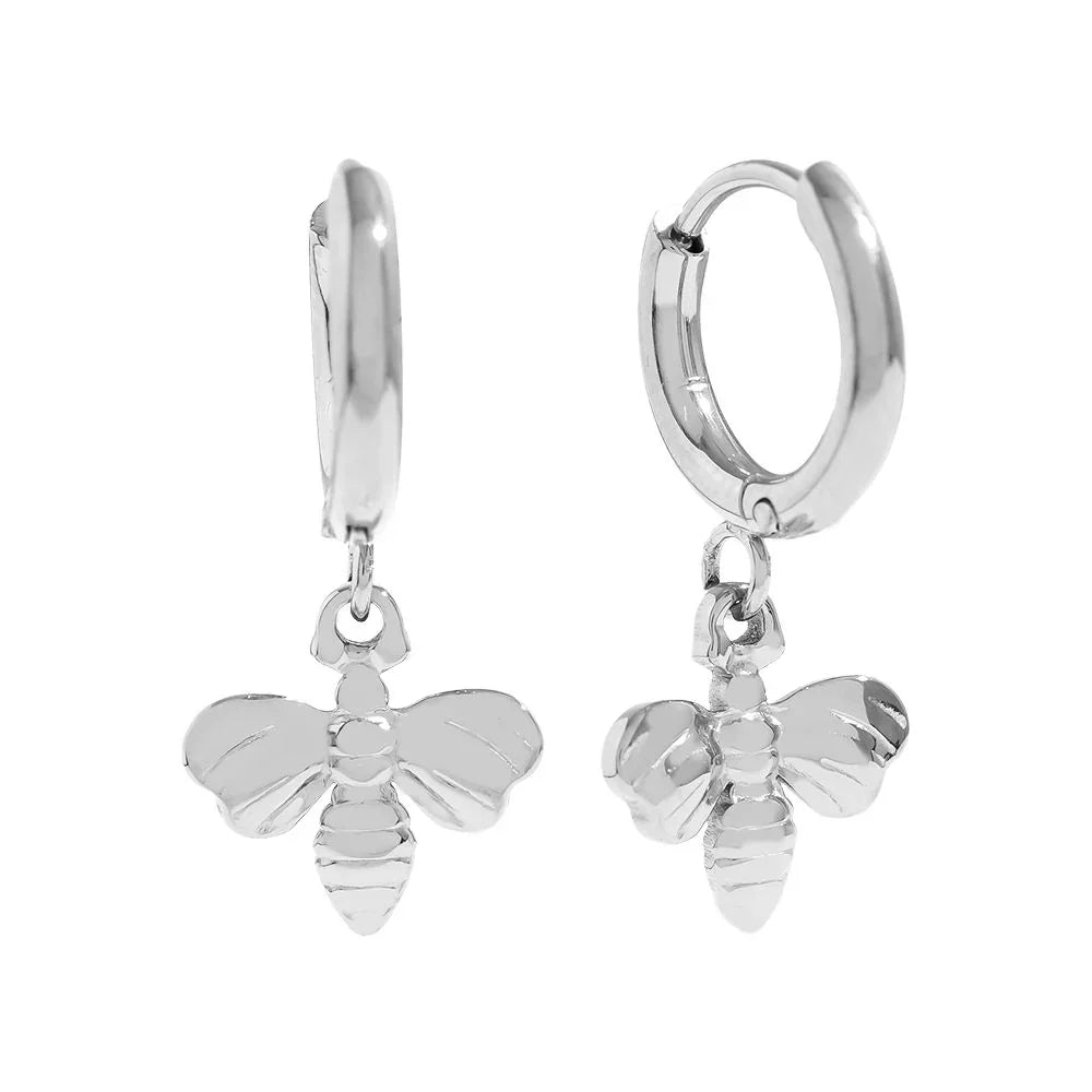 Silberne Creolenohrringe mit hängenden Bienenanhängern auf weißem Hintergrund