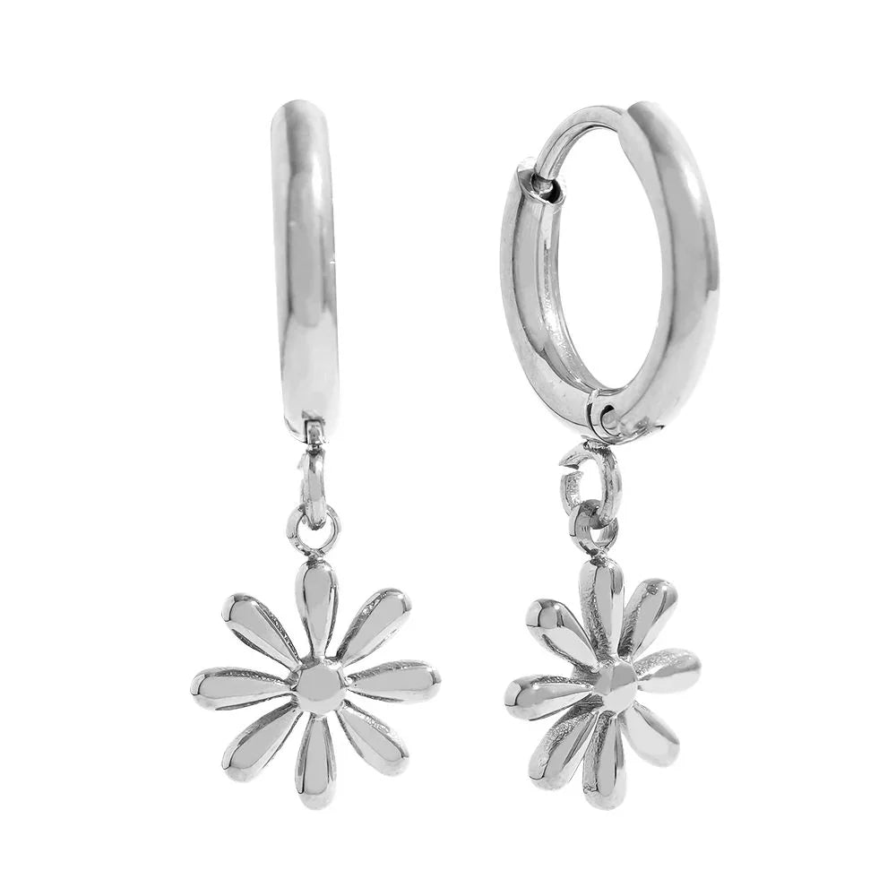 Silberne Creolen mit kleinen Blumen-Anhängern auf weißem Hintergrund