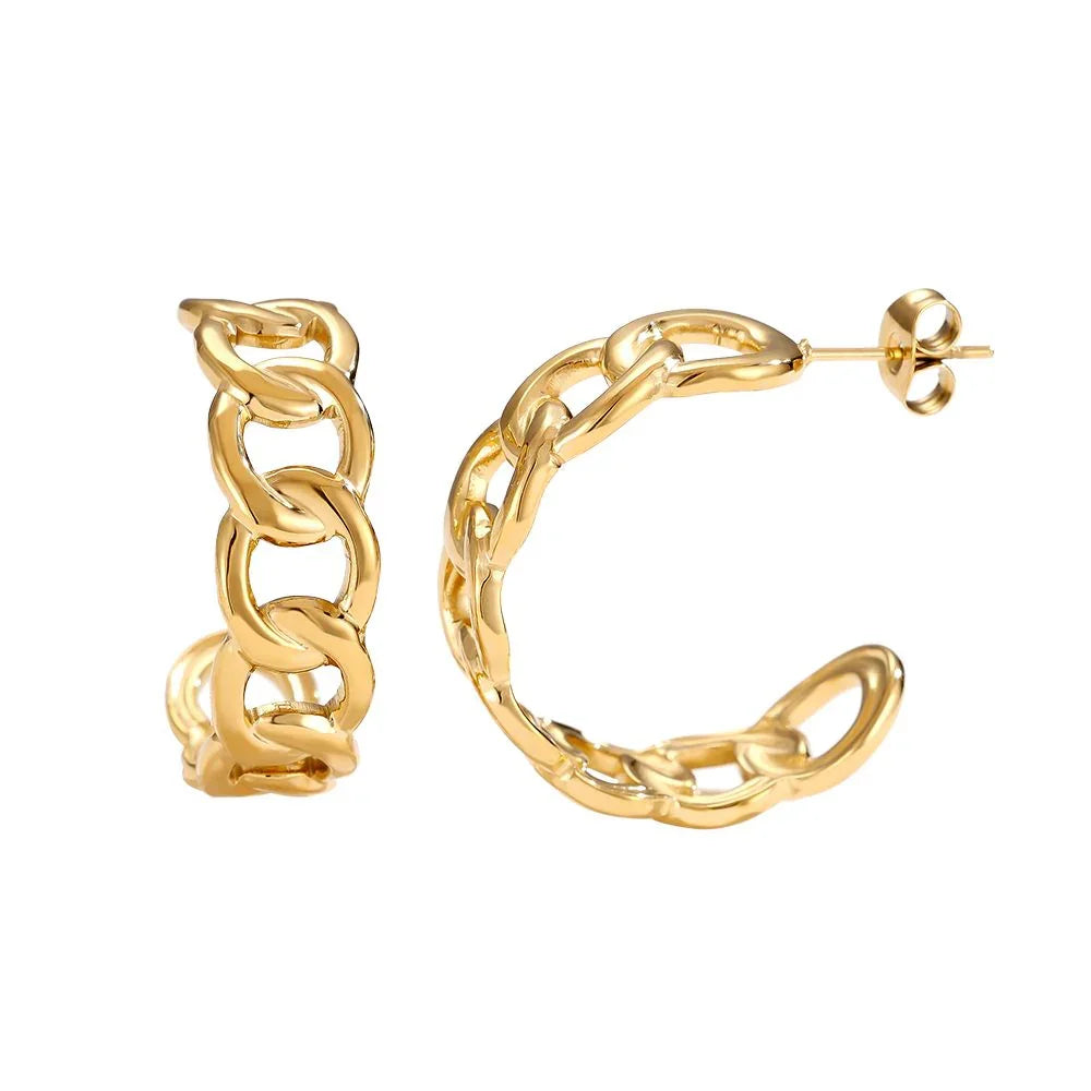 Goldfarbene Creolen-Ohrringe mit Kettenglieder-Design auf weißem Hintergrund
