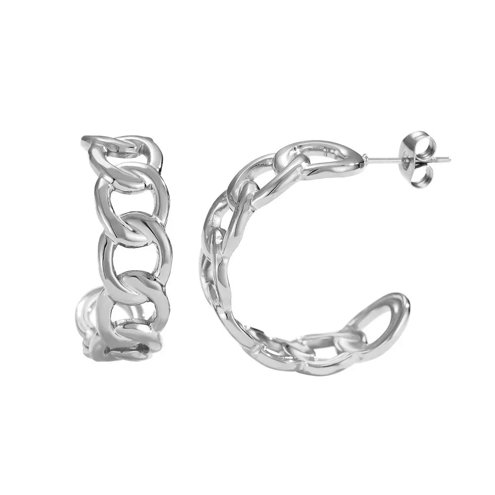 Silberne Creolen Ohrringe mit Gliederkette Design auf weißem Hintergrund