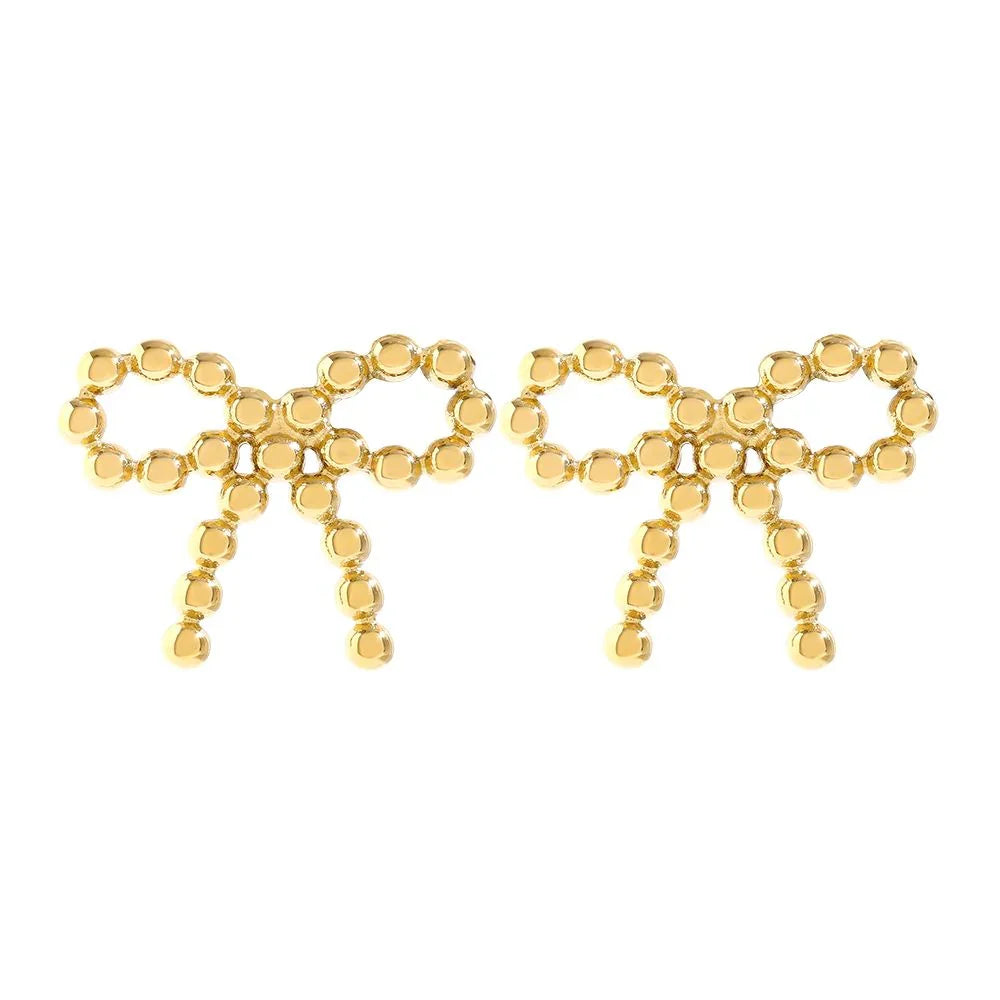 Paar goldene Ohrstecker in Schleifenform aus runden Perlen auf weißem Hintergrund