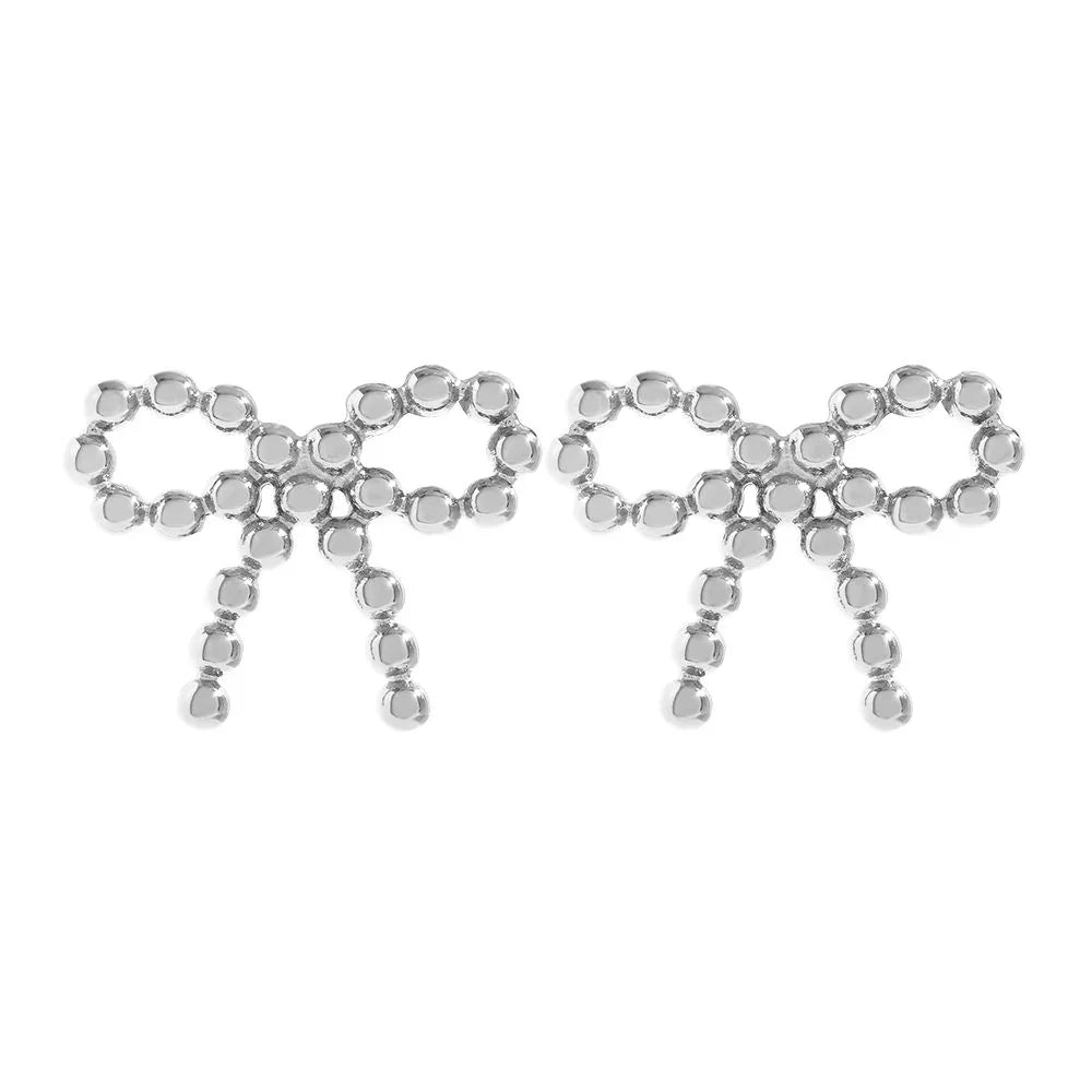 Silberne Ohrstecker in Form von Schleifen mit runden Perlen auf weißem Hintergrund