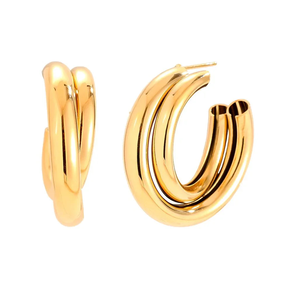 Goldfarbene Creolen Ohrringe mit doppeltem Röhrendesign vor weißem Hintergrund