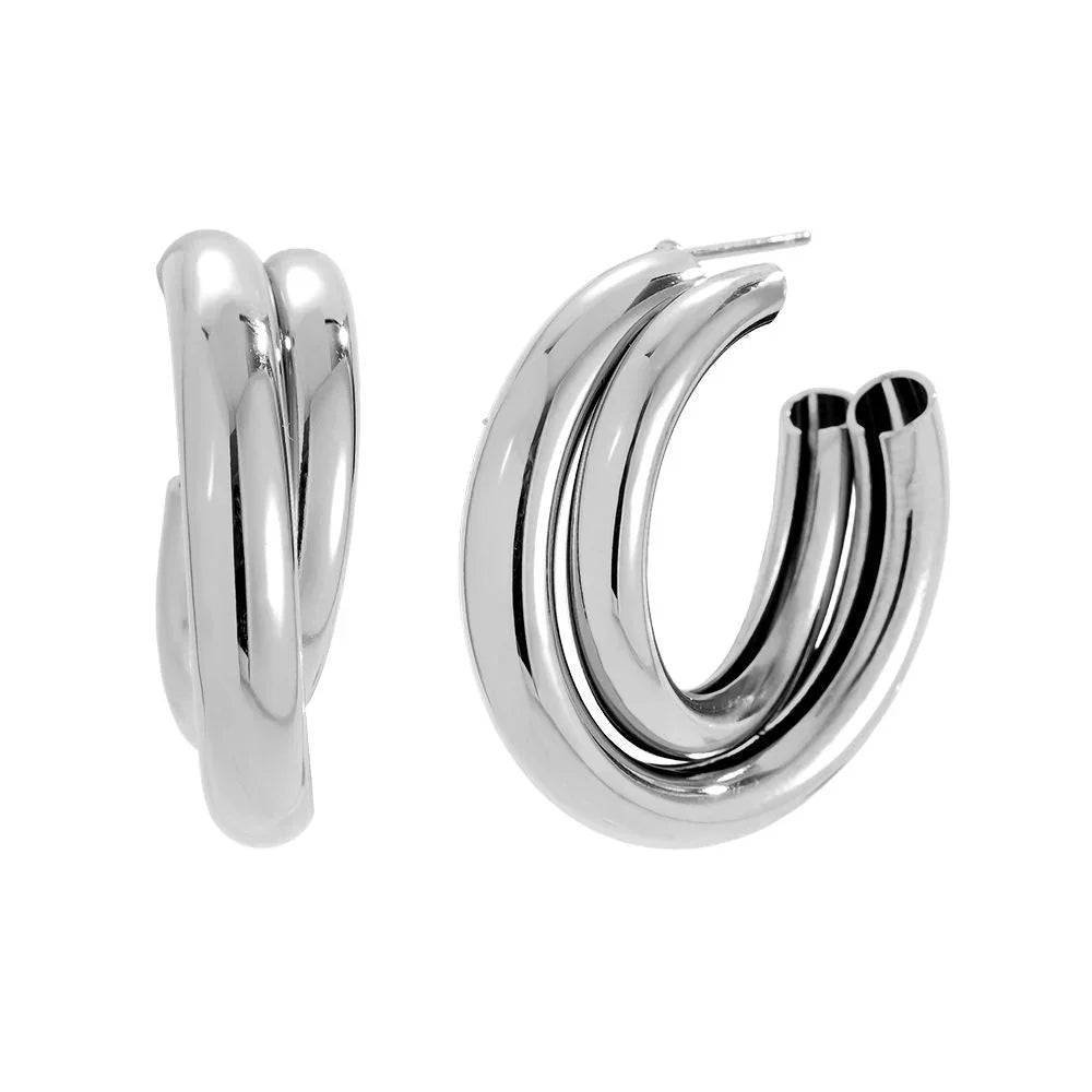 Silberne, polierte Doppelring Creolen Ohrringe auf weißem Hintergrund