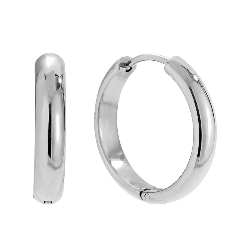 Silberne glänzende Creolen Ohrringe mit klappbarem Verschluss vor weißem Hintergrund