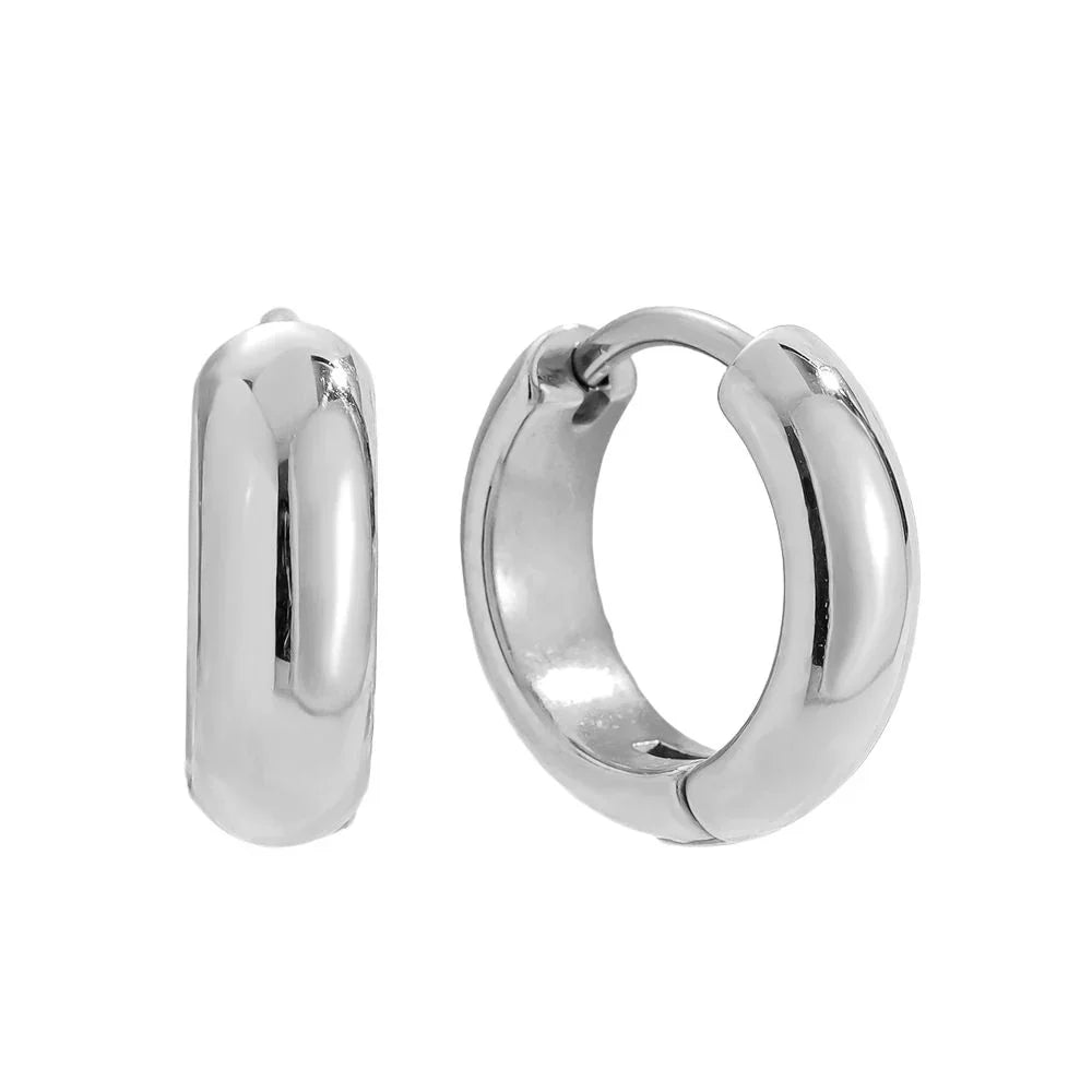 Silberne glatte Creolen Ohrringe in Huggie Stil, glänzend und minimalistisch