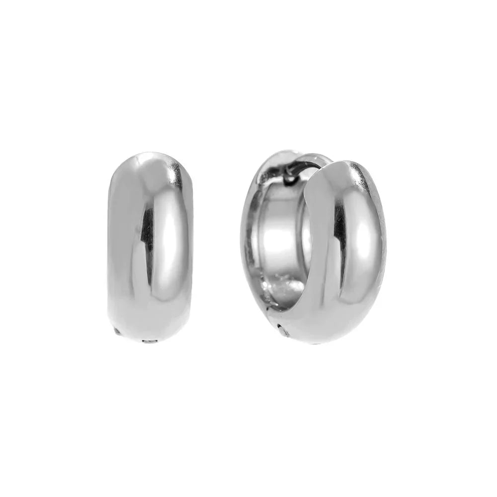 Silberne, glänzende Creolen-Ohrringe mit glatter, halbrunder Form vor weißem Hintergrund