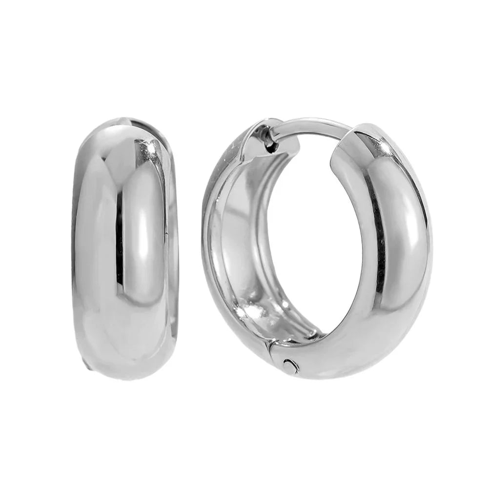 Moderne silberne Creolen Ohrringe mit polierter Oberfläche auf weißem Hintergrund