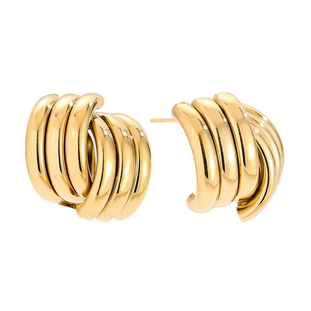 Goldene Ohrstecker in geschwungenem, gebogenem Design auf weißem Hintergrund