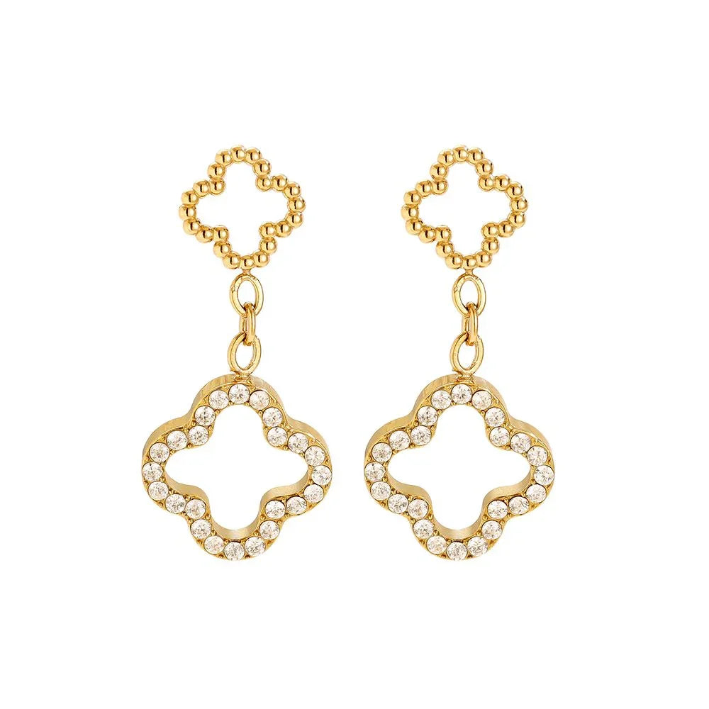 Goldene Ohrringe mit klobigen Perlen und mit Kristallen besetzten Vierkantanhängern