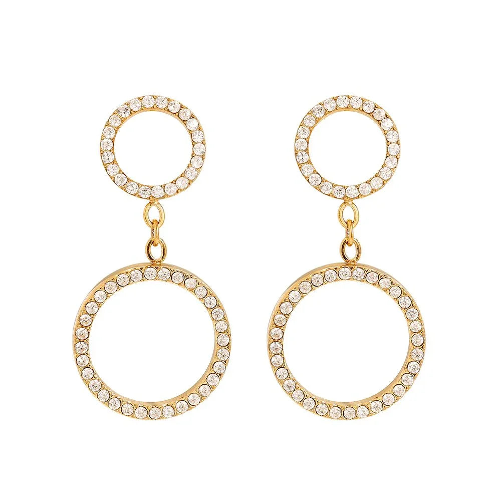 Goldene Ohrringe mit doppeltem Kreisdesign und weißen Kristallen besetzt