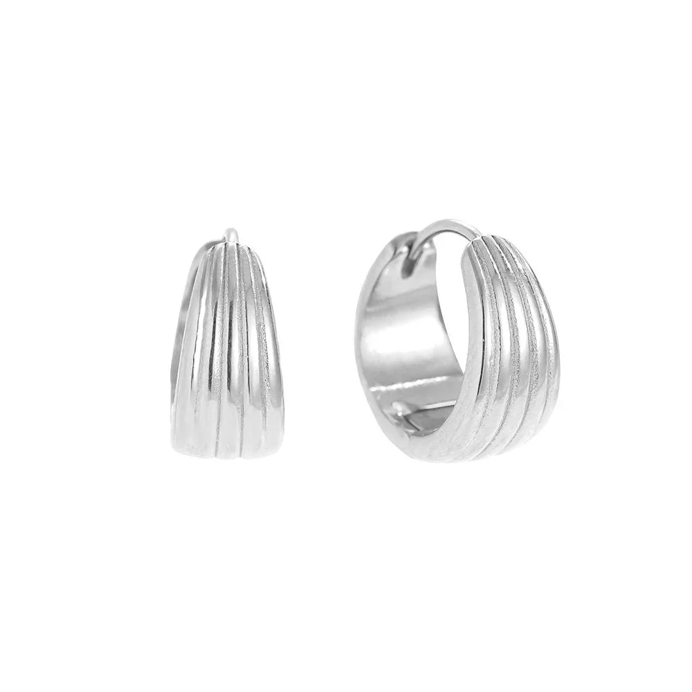 Silberfarbene Creolen Ohrstecker mit gerilltem Design auf weißem Hintergrund