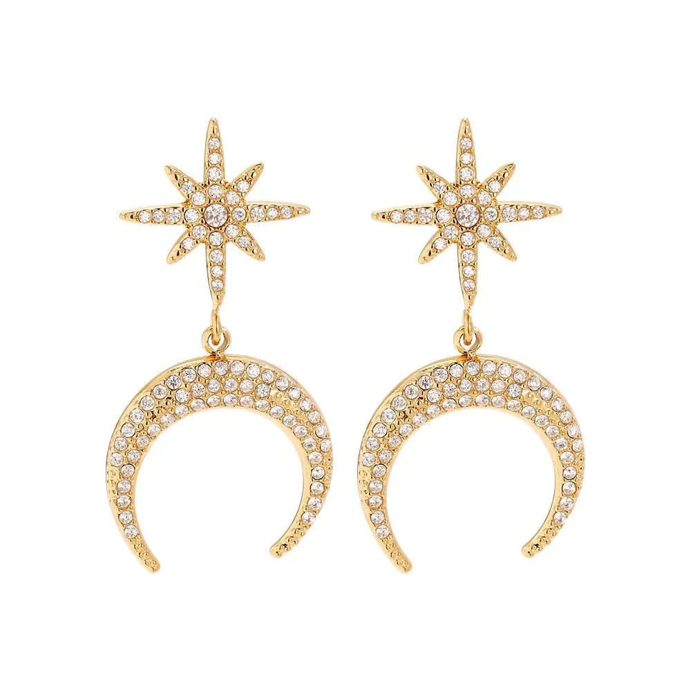 Goldene Ohrringe mit Stern- und Halbmond-Design, besetzt mit glitzernden Kristallen