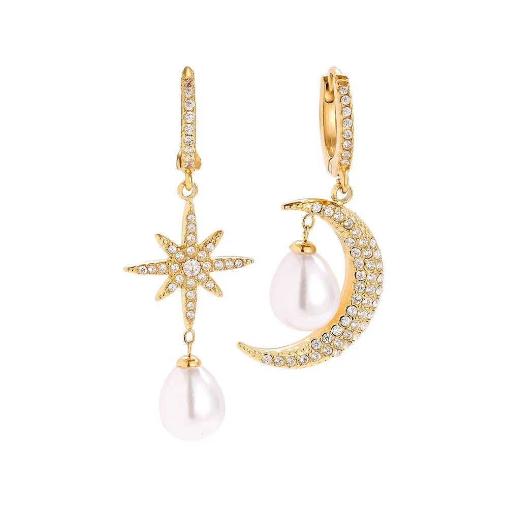 Goldfarbene Ohrringe mit Stern und Mond, besetzt mit Kristallen und Perlenanhängern