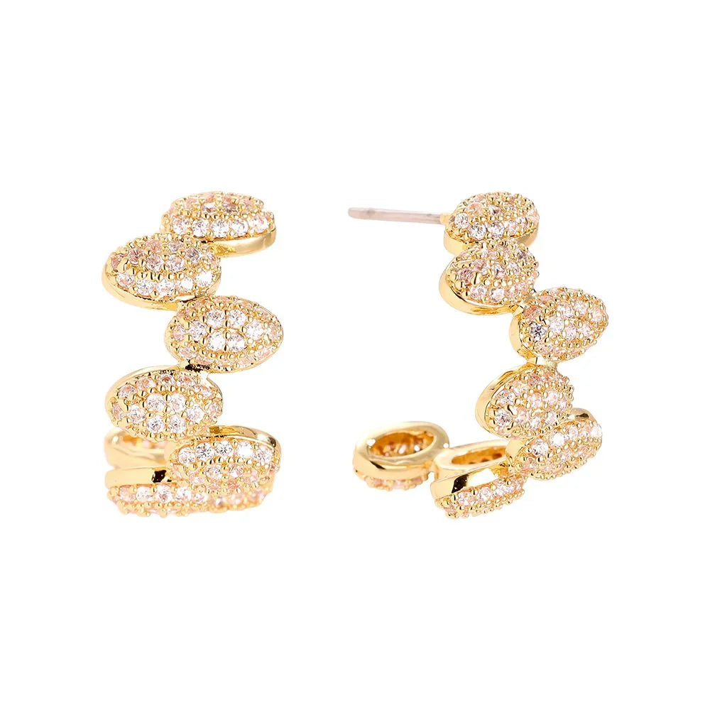 Goldene Ohrstecker mit ovalen, mit funkelnden Kristallen besetzten Elementen