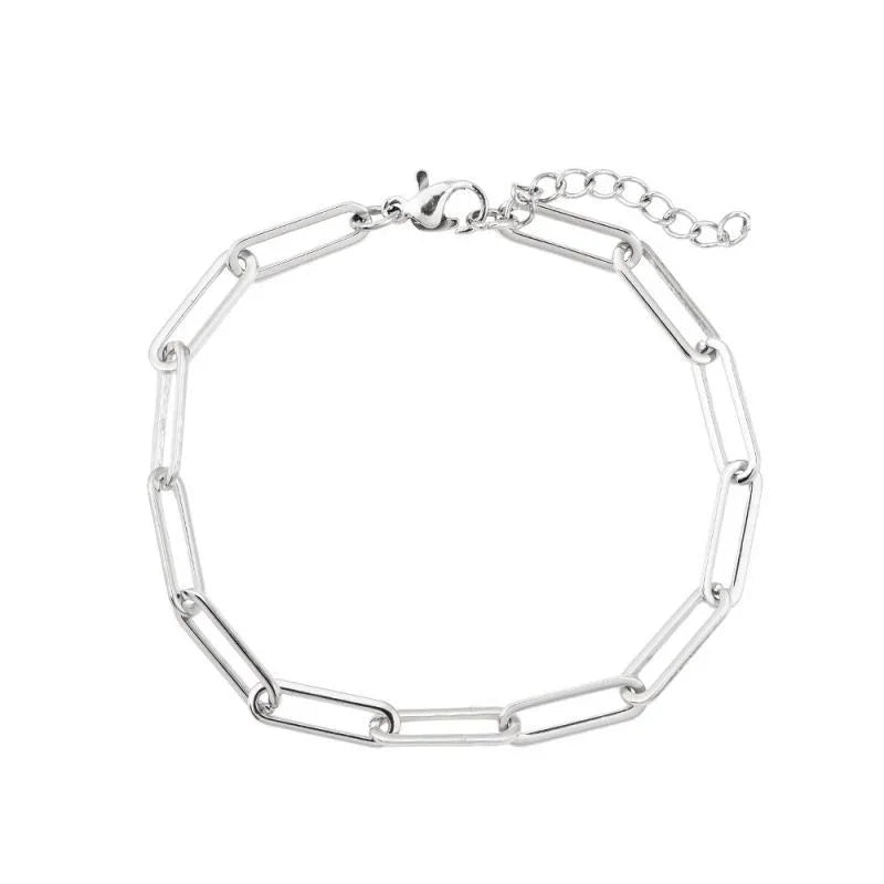 Silberne Kette mit rechteckigen Gliedern und Verlängerungskettchen vor weißem Hintergrund