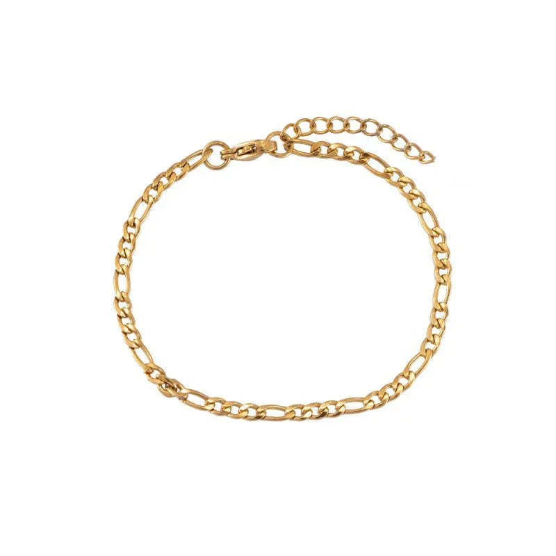 Feine goldene Gliederarmkette mit Verlängerungskette auf weißem Hintergrund