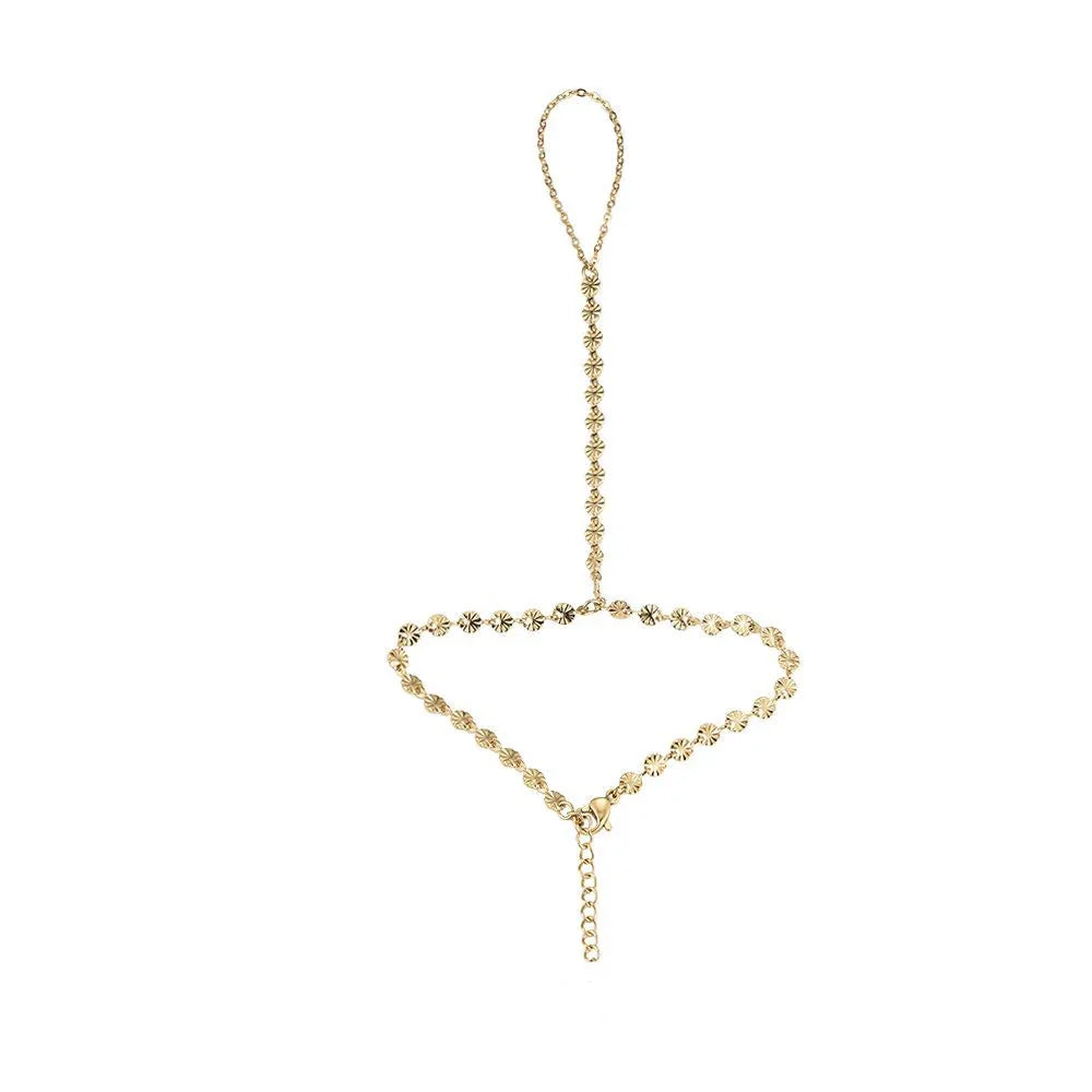 Elegantes goldfarbenes Fußkettchen mit dekorativen Blumenanhängern und verstellbarem Verschluss