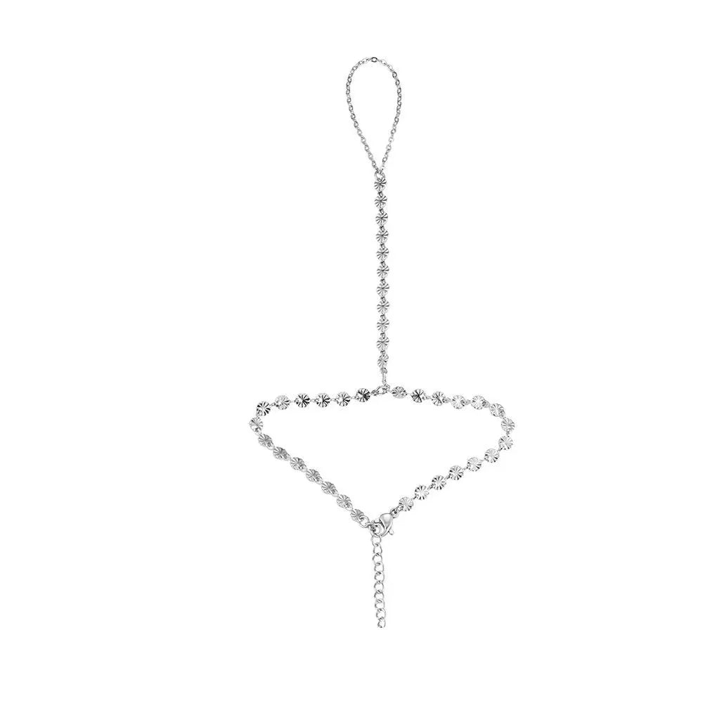 Silberfarbener Handschmuck mit Blütenmotiv und verstellbarem Verschluss auf weißem Hintergrund