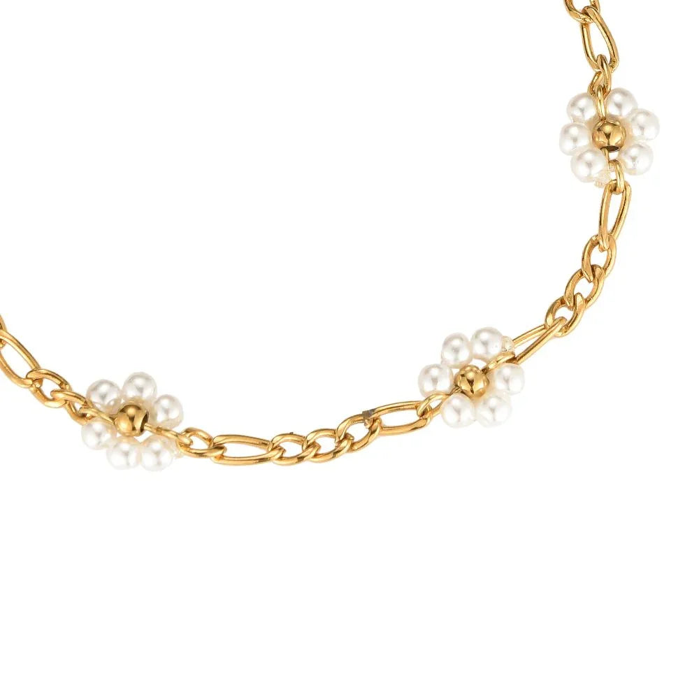 Goldkette mit Gliedern und weißen Perlenblumen auf weißem Hintergrund
