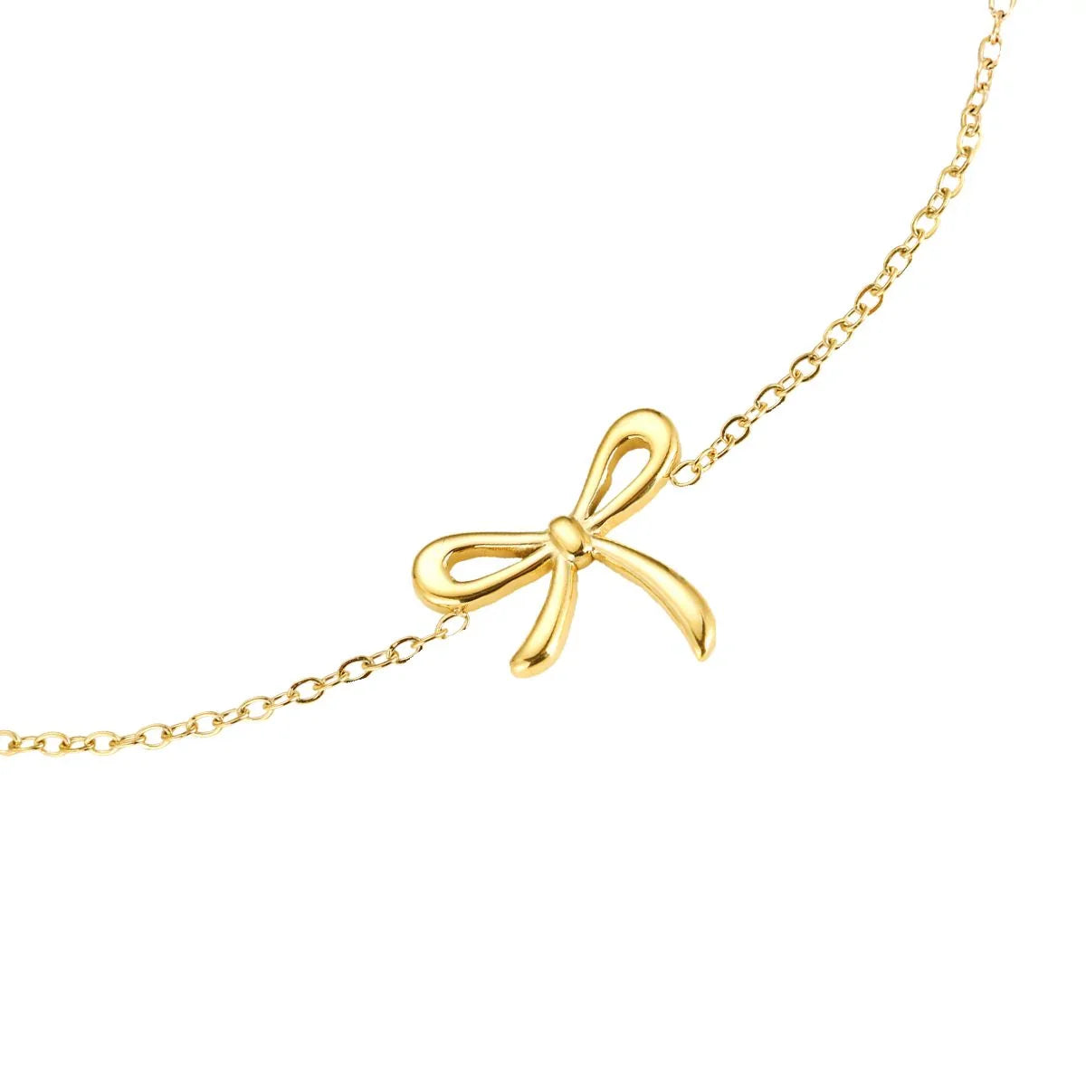 Feine goldene Halskette mit eleganter Schleifen-Anhänger auf weißem Hintergrund