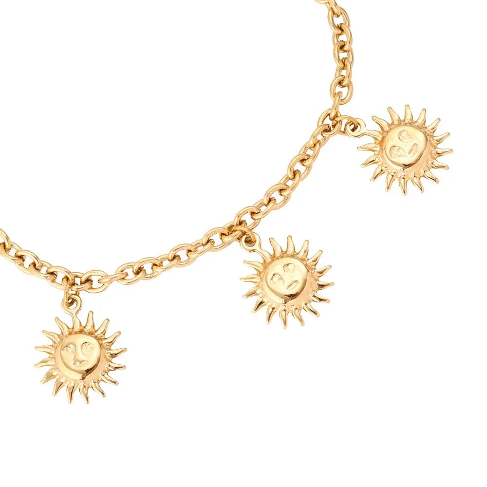 Goldfarbene Halskette mit drei Sonne-Anhängern und Gesicht in elegantem Design